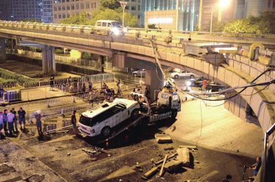 路虎車被扶正后，救援車將其拖離現(xiàn)場。