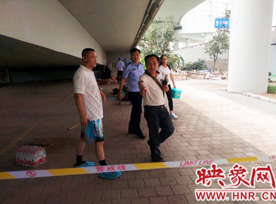 事發(fā)后，警方封鎖現(xiàn)場進行調(diào)查取證。