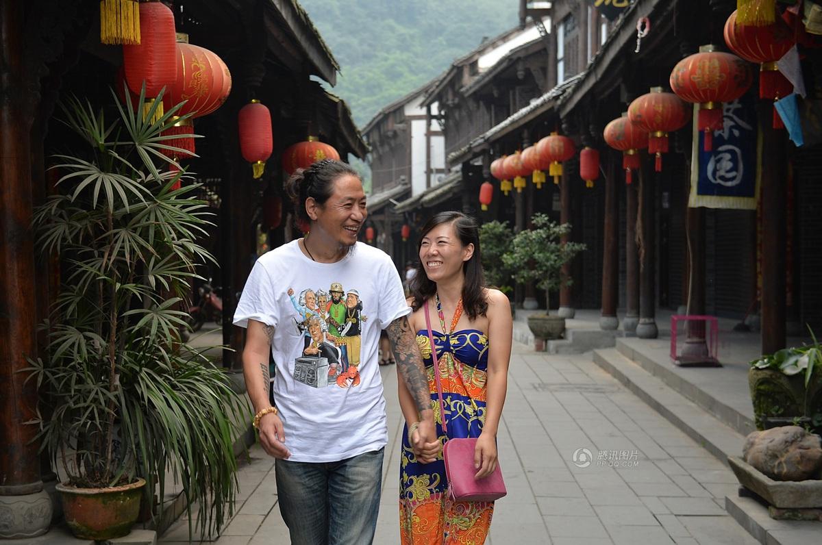 圖為7月20日，顧少?gòu)?qiáng)和老公于夫在成都街子古鎮(zhèn)，兩人剛于7月6日登記結(jié)婚。王勤/CFP