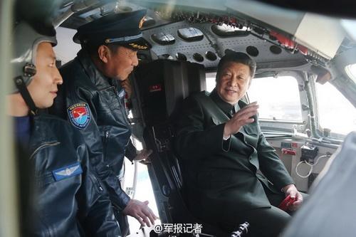 2015年2月16日，習(xí)近平登上戰(zhàn)機，坐進駕駛艙，了解裝備性能，體驗操作使用。