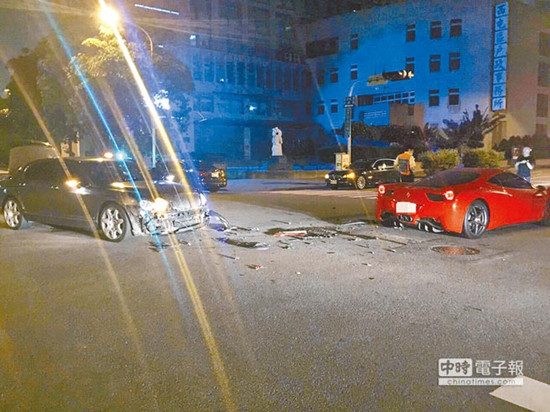 圖為車號(hào)8889的法拉利（右）和車號(hào)9888的賓利車（左）發(fā)生擦撞，法拉利車身嚴(yán)重?fù)p毀。