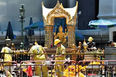 18日，泰國曼谷四面佛前，救援人員在爆炸現(xiàn)場進(jìn)行清理。四面佛附近17日晚發(fā)生爆炸，造成6名中國公民死亡，20余人受傷。
