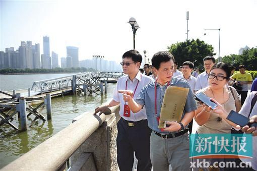 人大代表們在珠江邊現(xiàn)場調(diào)研。