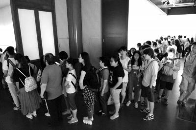 眾人排起長隊(duì)等待觀看中國第一畫《清明上河圖》。