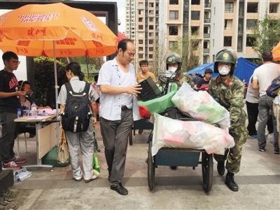 9月8日，天津?yàn)I海海港城小區(qū)，武警幫助居民搬東西。