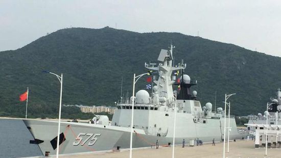 中國海軍艦艇編隊12日上午從三亞起航，參加“和平友誼-2015”中馬兩軍首次實兵聯(lián)演。