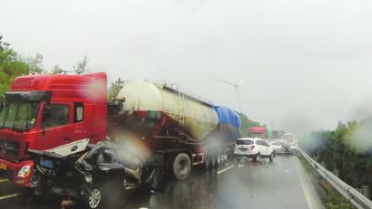 西攀高速公路追尾事故現(xiàn)場。