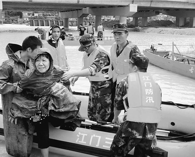 5日，廣東江門市邊防官兵解救被洪水圍困的群眾。 廖 鍵攝（人民視覺）
