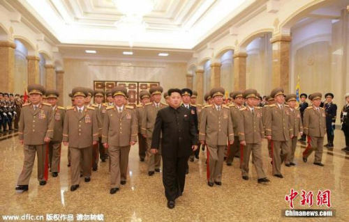 資料圖：朝鮮最高領(lǐng)導(dǎo)人金正恩此前參謁錦繡山太陽宮的情景。