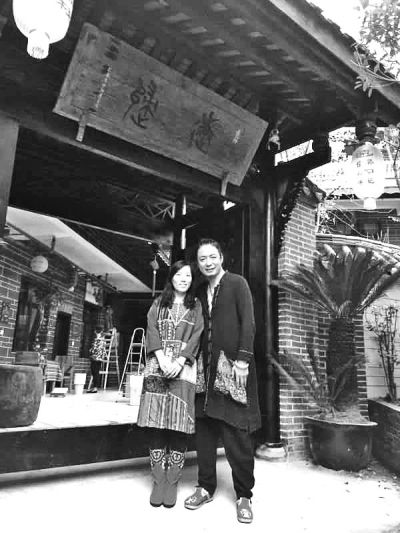 顧少強和丈夫在自己的客棧前合影,作為結(jié)婚照。照片由受訪者提供