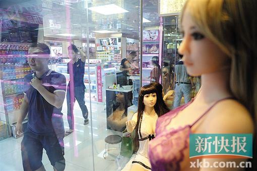 廣東成人用品市場調(diào)查。圖為各地的經(jīng)銷商都會(huì)在此進(jìn)貨。新快報(bào)記者 孫毅/攝