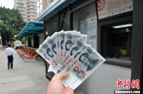 “如果是千元左右的跨行轉(zhuǎn)賬，都會(huì)先充值到支付寶，然后再轉(zhuǎn)到相應(yīng)銀行賬戶中”，肩負(fù)3000多元月供的北京白領(lǐng)小李告訴中新網(wǎng)記者，這樣操作起來方便、省時(shí)，還免去下載好幾個(gè)銀行客戶端的麻煩。