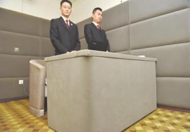 審訊室、居住室內(nèi)的桌椅板凳都進(jìn)行了軟包。
