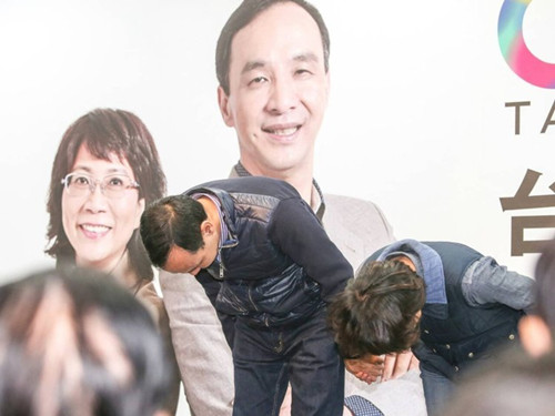 國(guó)民黨明天下午將召開臨時(shí)中常會(huì)，決定由誰擔(dān)任代理主席。圖為朱立倫與王如玄上午到競(jìng)選總部，向支持自己競(jìng)選的志工們一一致意，感謝他們的陪伴。圖片來源：臺(tái)灣《聯(lián)合報(bào)》