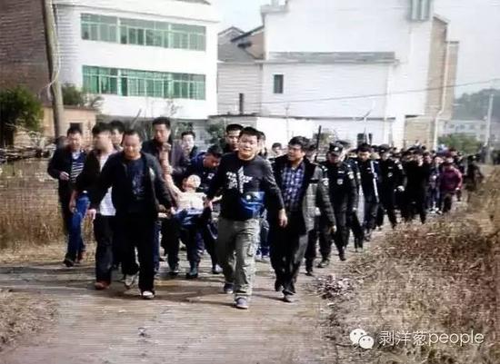 聶露勇被抓獲時(shí)畫面。
