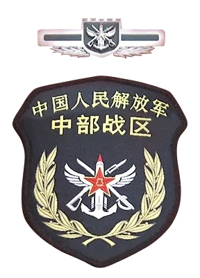 習(xí)近平將軍旗授予東部戰(zhàn)區(qū)司令員劉粵軍、政治委員鄭衛(wèi)平。