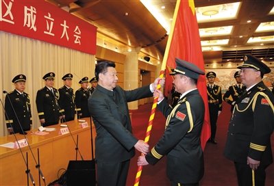 習(xí)近平將軍旗授予東部戰(zhàn)區(qū)司令員劉粵軍、政治委員鄭衛(wèi)平。