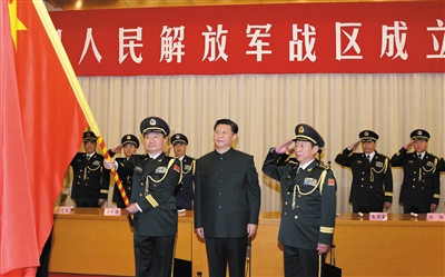 習(xí)近平將軍旗授予南部戰(zhàn)區(qū)司令員王教成、政治委員魏亮。
