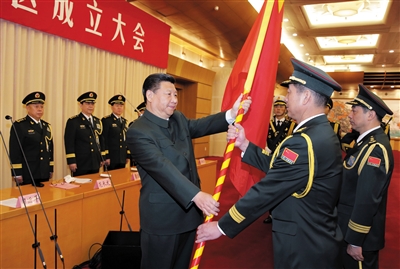 習(xí)近平將軍旗授予西部戰(zhàn)區(qū)司令員趙宗岐、政治委員朱福熙。