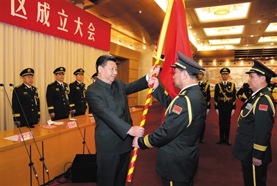 習(xí)近平將軍旗授予北部戰(zhàn)區(qū)司令員宋普選、政治委員褚益民。