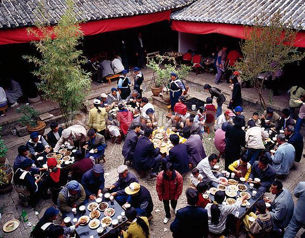 貴州畢節(jié)織金縣板橋鄉(xiāng)政府公職人員在整頓村民亂辦酒席時，雙方發(fā)生沖突并互有出手。