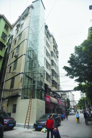 廣州男子為方便年老父母上下樓 違建觀(guān)光電梯