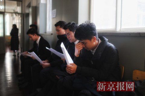 主持系考生正在備考區(qū)等待考試。