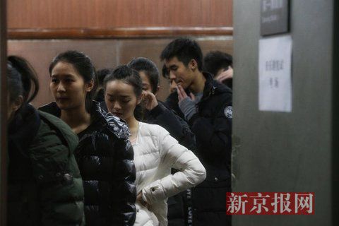 音樂劇系考生在備考區(qū)域等待考試。新京報記者 周崗峰 攝