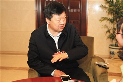昨日下午，全國人大代表、哈爾濱市長宋希斌在駐地接受新京報(bào)記者專訪。張磊 攝