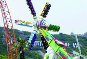 3月28日零點(diǎn)剛過幾分鐘，上海迪士尼6月16日開園日的門票就宣告售罄，巨大的訪問量一度導(dǎo)致票務(wù)系統(tǒng)出現(xiàn)間歇性故障，被網(wǎng)友調(diào)侃“激烈程度堪比春運(yùn)”。網(wǎng)上甚至有“黃?！睂⒁粡堥_園門票炒到幾千元。