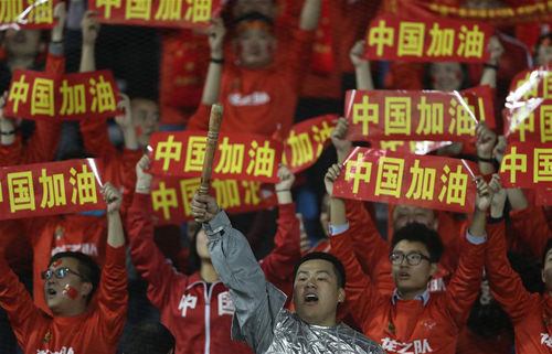 中國(guó)隊(duì)球迷在看臺(tái)上為球隊(duì)加油。新華社發(fā)