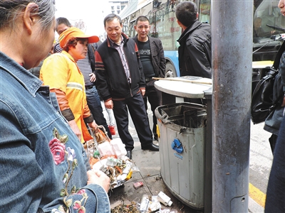 四川達(dá)州市通川區(qū)一垃圾桶，被搶槍支在此被找到。