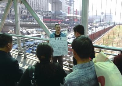 韓先生在北京西站天橋上籌錢。京華時報記者陶冉攝