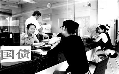 由于網(wǎng)銀和柜臺(tái)同時(shí)開售，部分銀行網(wǎng)點(diǎn)甚至來不及賣出一筆就發(fā)現(xiàn)額度全部被搶光供圖/視覺中國