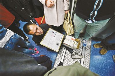 在賣藝時，李大鵬會把判決結(jié)果掛在胸前