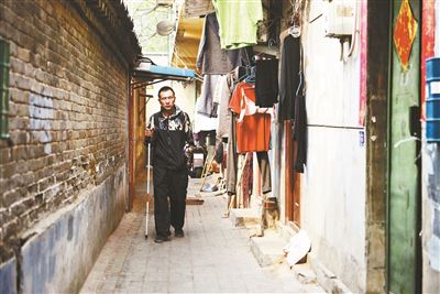 雖然曾被報道擁有兩套房產(chǎn)，李大鵬實際的租住地在一片棚戶區(qū)里