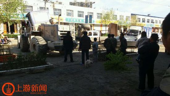 河北行唐縣城鏟車(chē)當(dāng)街混戰(zhàn) 官方:正在調(diào)查(圖)