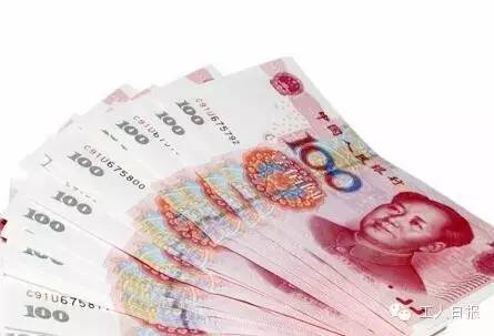 按照4月1日起上海執(zhí)行的月最低工資標(biāo)準(zhǔn)2190元計算，勞動者在5月1日當(dāng)天加班，每天的加班工資至少有302元。如果3天都加班、不調(diào)休，加班工資至少有704元。