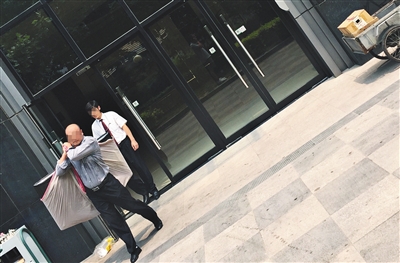 昨日11時許，新華聯(lián)國際公寓門口，一男子將電視等賭具轉(zhuǎn)移，后被警方控制
