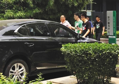 昨日下午，北京警方從新華聯(lián)國際公寓內(nèi)帶出一名男子