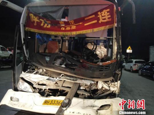 圖為載客大巴車，受損嚴(yán)重。