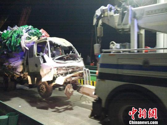 圖為事故清障車運(yùn)送受損車輛。