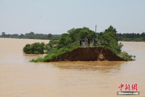 資料圖：6月21日，江西鄱陽縣濱田水庫泄洪道河堤(濱田河)潰口現(xiàn)場。 王劍 攝
