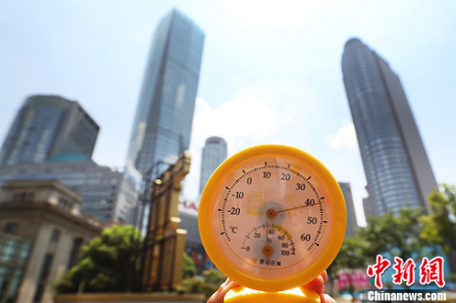 7月26日中午12點39分，南京街頭高溫逼人，用溫度計測量的實時溫度超過40攝氏度。 中新社記者 泱波 攝