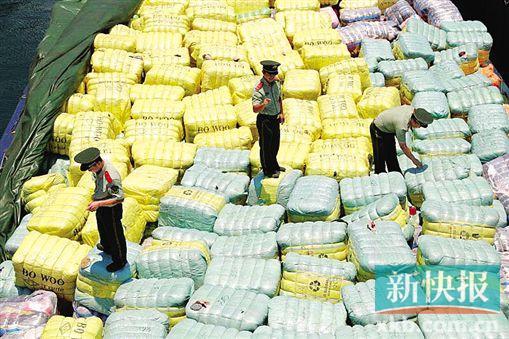 邊防官兵正在檢查截獲的走私舊衣物。 通訊員供圖