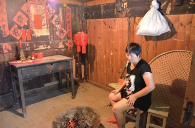 邱巧媚經(jīng)常一個(gè)人坐在屋里發(fā)呆。本版圖片京華時(shí)報(bào)記者 韓林君 攝