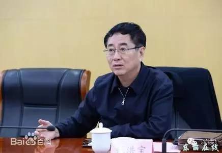 通報指出，張洪寶眼看著幾年前還不知名的個體老板搖身一變成為大企業(yè)家，心里既艷羨又發(fā)酸，滋生了“我為他們贏得了好的發(fā)展機遇，收些款物就權(quán)當(dāng)是對我這些年辛勤工作的一種補償”的念頭。于是他開始熱衷于與身邊的企業(yè)老板拉拉扯扯、勾肩搭背，剛開始只是幾頓飯、幾張卡，日積月累，越陷越深，不給錢不辦事，給了錢才辦事，在東麗人稱