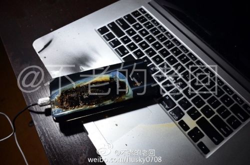 根據(jù)圖片來(lái)看，蘋(píng)果MacBook Pro筆記本觸控面板左邊部分被熏黑，而且該網(wǎng)友也提供了充電設(shè)備，就是三星Note 7原裝充電器。