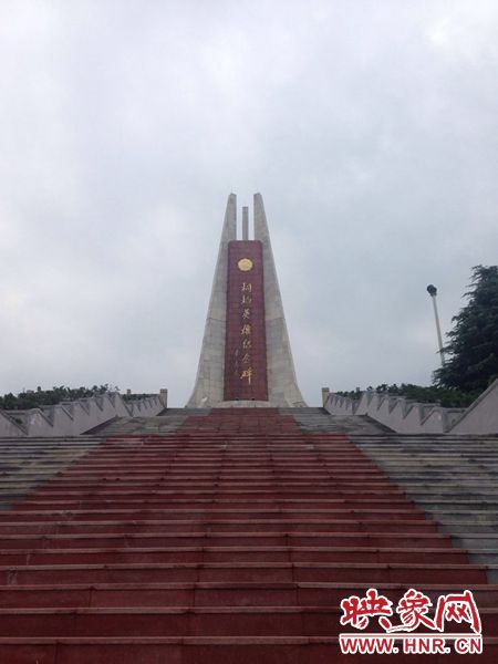 桐柏是革命老區(qū)，英雄紀(jì)念碑位于南端翠屏山上。