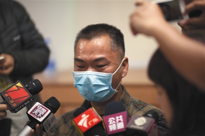 昨日，深圳，羅一笑的父親羅爾接受媒體采訪。圖/視覺(jué)中國(guó)
